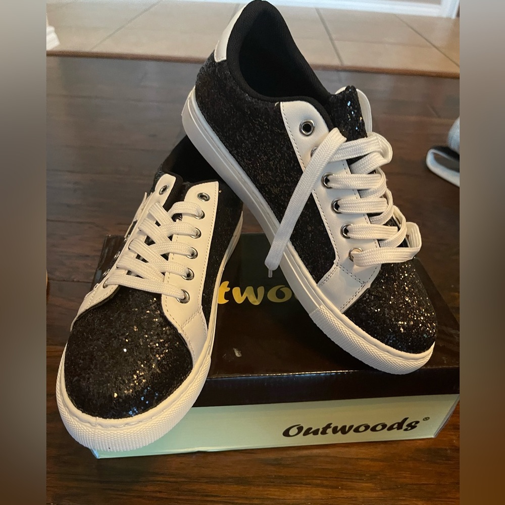Women’s Size 10M Lace Up Star Sneakers
